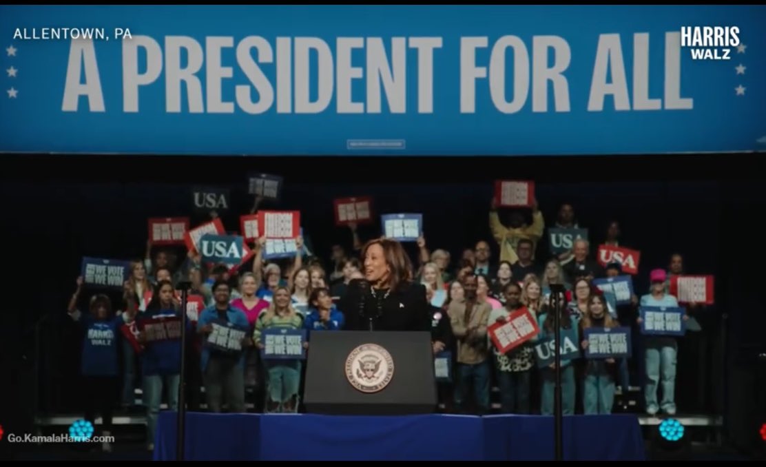 bluhue123's tweet photo. Kamala Harris rally in Allentown Pennsylvania today 

We love our next president 

Drop a 💙

New way forward https://t.co/1tEPGgmQNK