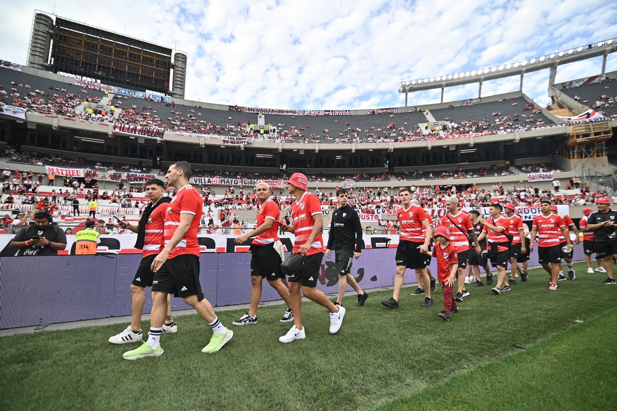 carpfutsal's tweet photo. 𝐋𝐚 𝐯𝐮𝐞𝐥𝐭𝐚 𝐨𝐥í𝐦𝐩𝐢𝐜𝐚 𝐞𝐧 𝐜𝐚𝐬𝐚 🏟️😍 https://t.co/GA2q7PJqIF