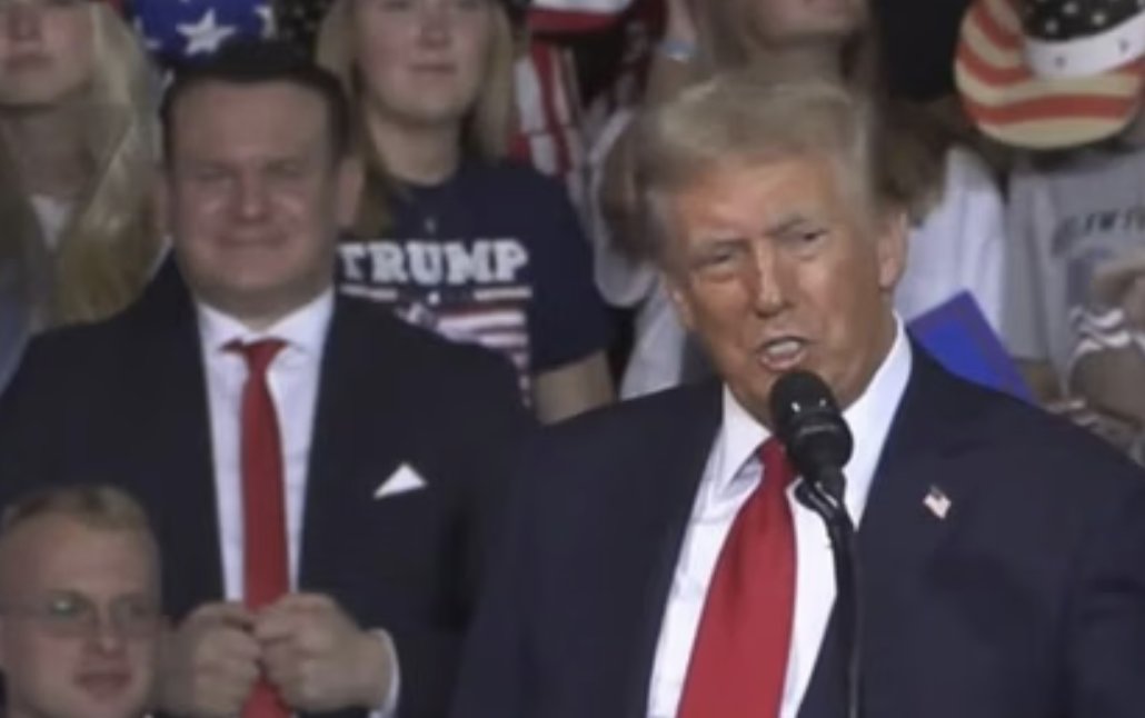 Tomasz5ek's tweet photo. Tarczyński tuż przy Trumpie. Jak tam trafił?
Pomogli przyjaciele @JackPosobiec i jego żona Tania, sojusznicy #Trump 
Jack szerzy kremlowską propagandę Dugina i Miedwiediewa. Obrażał @sikorskiradek i @anneapplebaum 
Tania to Białorusinka, która mimo sankcji zachwala shopping w BY. https://t.co/jKv77EPIIJ