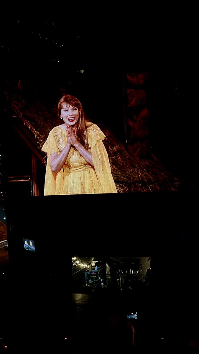 kaitlynleigh89's tweet photo. Taycutie during her champagne problems ovation #IndyTsTheErasTour #IndyN3 IT 👏 WAS 👏 SO 👏 LOUD 👏 https://t.co/kOARbUhMWQ