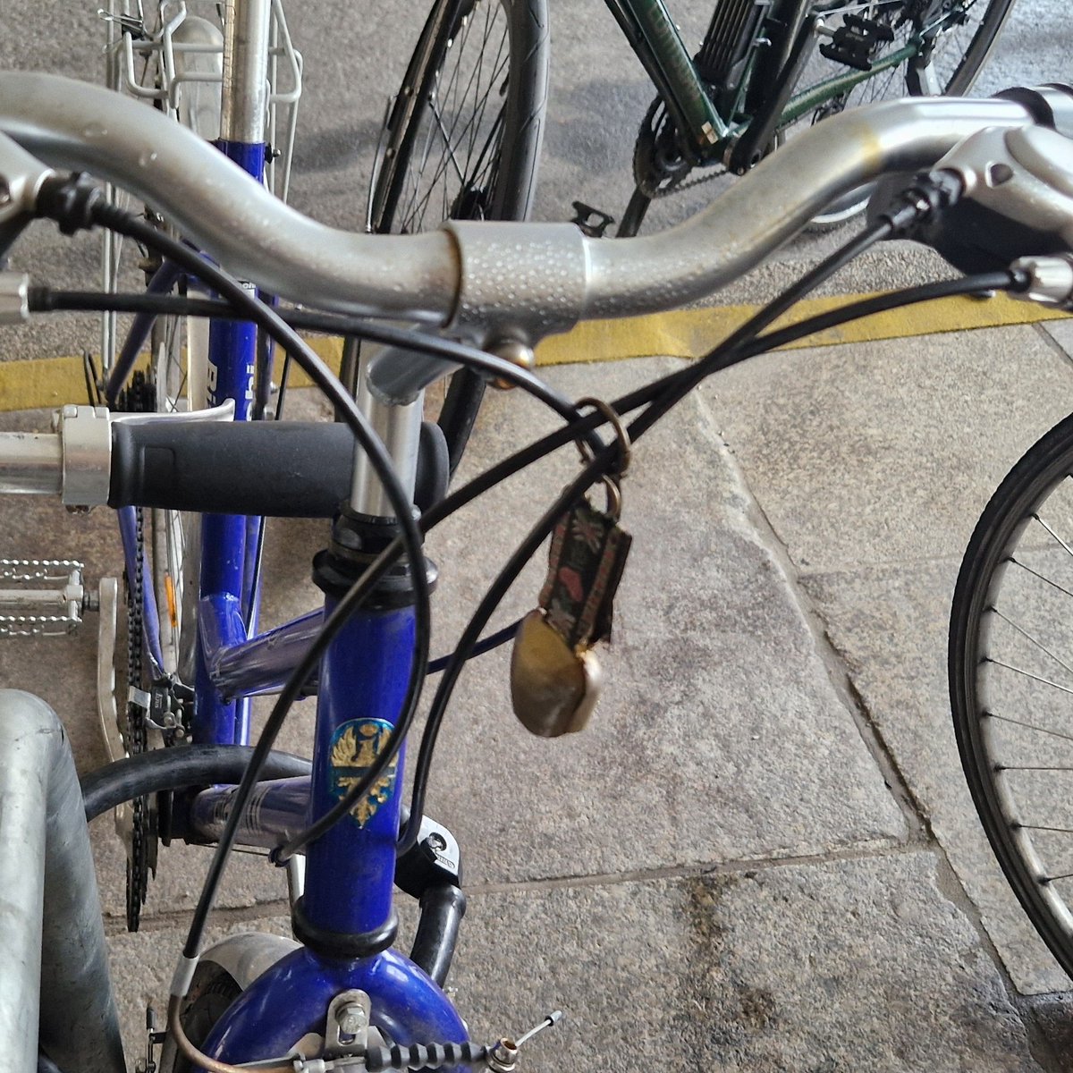 👉 Straßenverkehrszulassungsordnung (StVZO) § 64a: 
"Fahrräder und Schlitten müssen mit mindestens einer helltönenden Glocke ausgerüstet sein"
🔔🎶