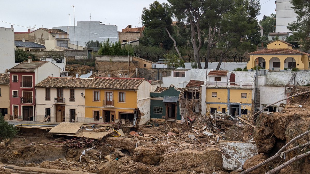 GonzaloGSz's tweet photo. Chiva está partida por la mitad. Es como si hubiera caído un meteorito. 
#DanaValencia https://t.co/uwYEp1vMwv