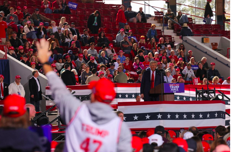 Ghost town! 
#TrumpIsUnfitForOffice 

Donald Trump held an election eve rally in Raleigh, North Carolina on Monday. MSNBC's Vaughn Hillyard estimated that the arena in Raleigh was only around 70 percent full.