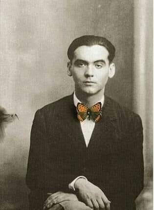 “Hay almas a las que uno tiene ganas de asomarse, como a una ventana llena de sol”. 
Federico García Lorca
