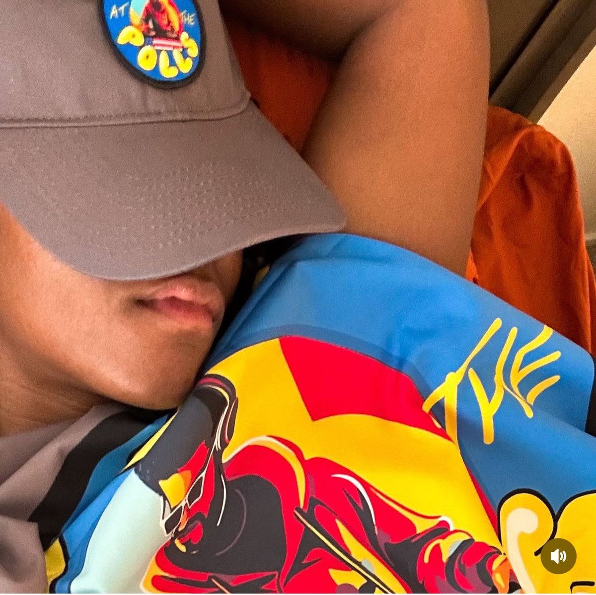 DJKellyJ's tweet image. ‘Twas the night before Election Day, it’s almost over no cap, but DJs yall better not do these back to back gigs without a nap.💤 😴
And charge your generators TONIGHT!
4,000 DJs are outside! #djsatthepollsnv #coredjs #femaledj #djkellyj #Vegas
