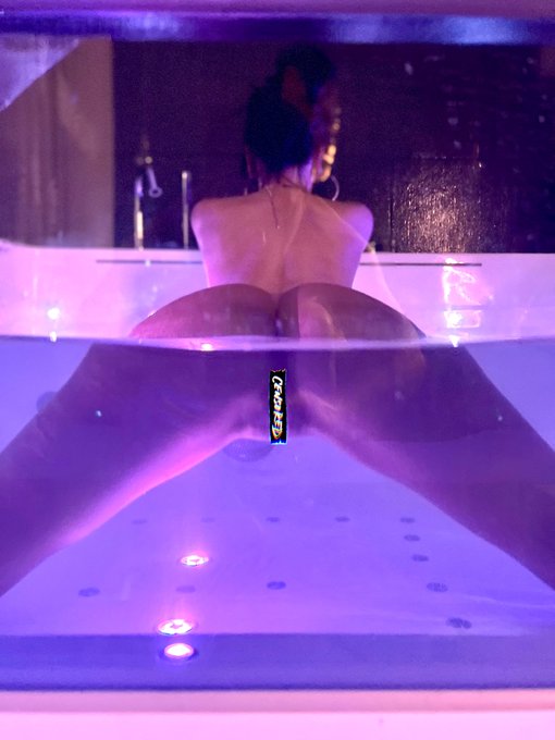 Qui a envie de m'accompagner dans mon jacuzzi ? ? https://t.co/DSvyGFSxwp