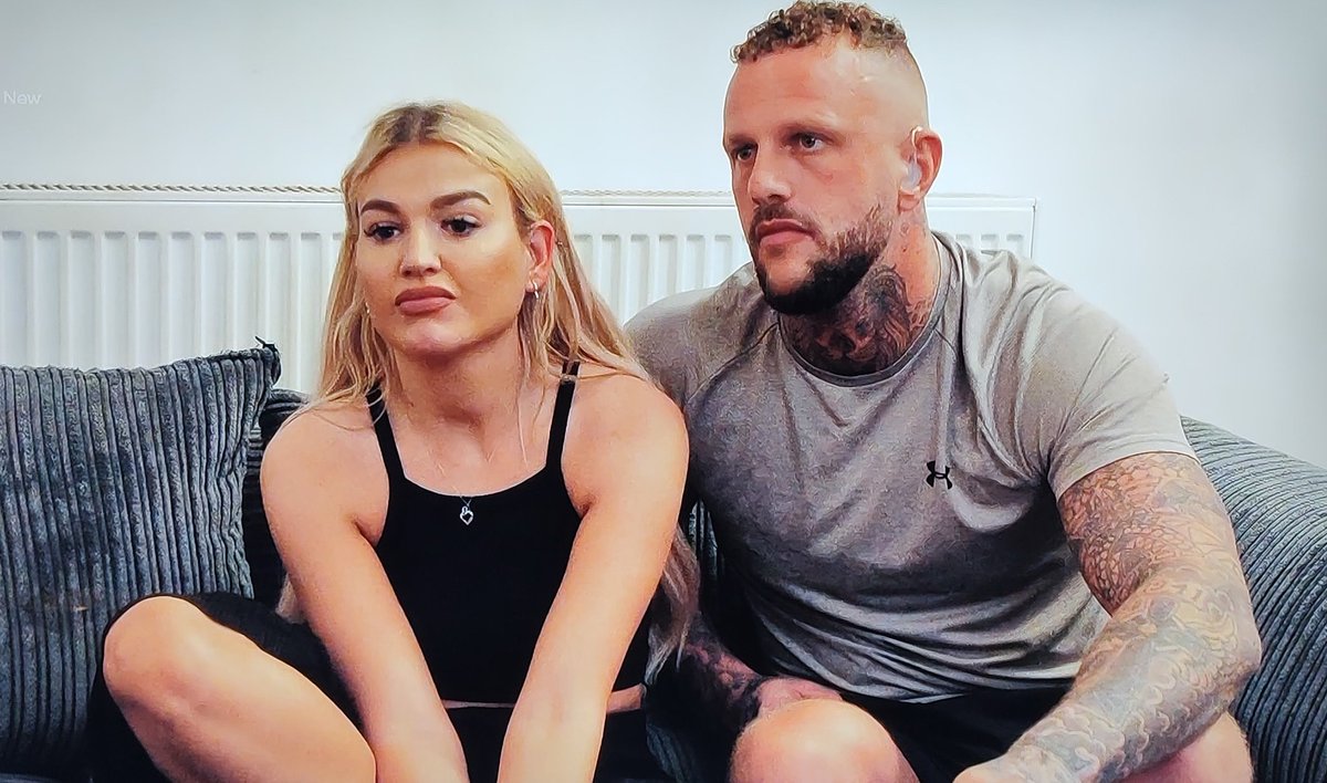 Darkeside2017's tweet photo. #MAFSUK mum and dad telling their adult princess they want them to stay with them.. lol 🤣 if Ross and Sacha meet in the middle it's only 45 mins apart.. 🤷‍♂️
#MAFS @MAFShysteria https://t.co/9aZsFHBNuI