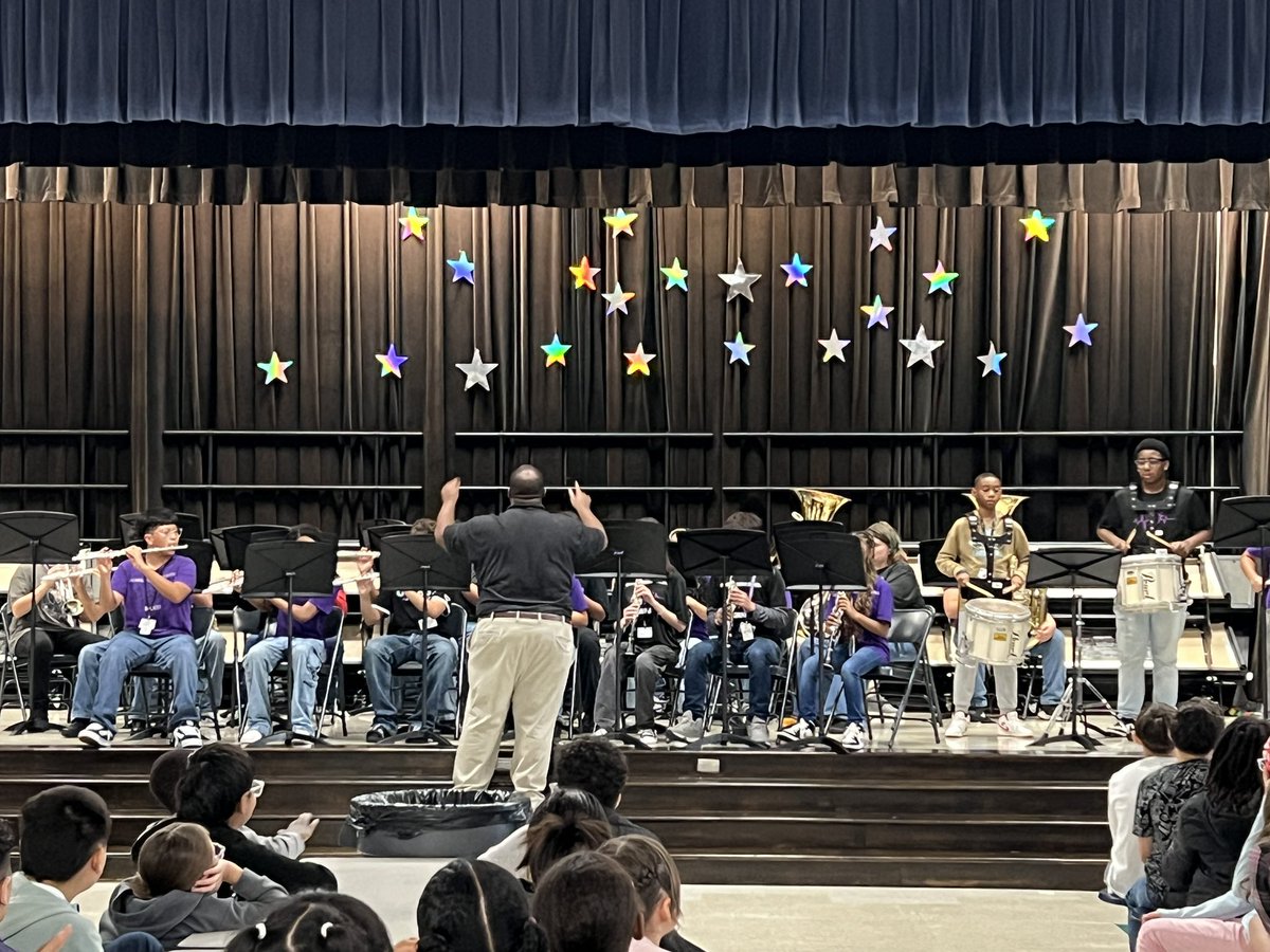 DeweesDanielle's tweet photo. RPE 5th graders enjoyed the performances of the Humble Middle School fine arts department! @HumbleISD @HumbleISD_RPE @HumbleISD_Arts @humbleisd_HMS https://t.co/xkuBufEt9w