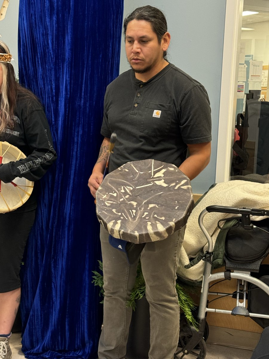 Today we celebrated the unveiling of a beautiful welcome figure at Bothwell Elementary. 

Thank you to Sts’ailes (Chehalis) Master Carver Gary Leon for creating this important symbol of Coast Salish Culture.🌿✨

#SurreyBC #SurreySchools #WhiteRockBC #SD36learn