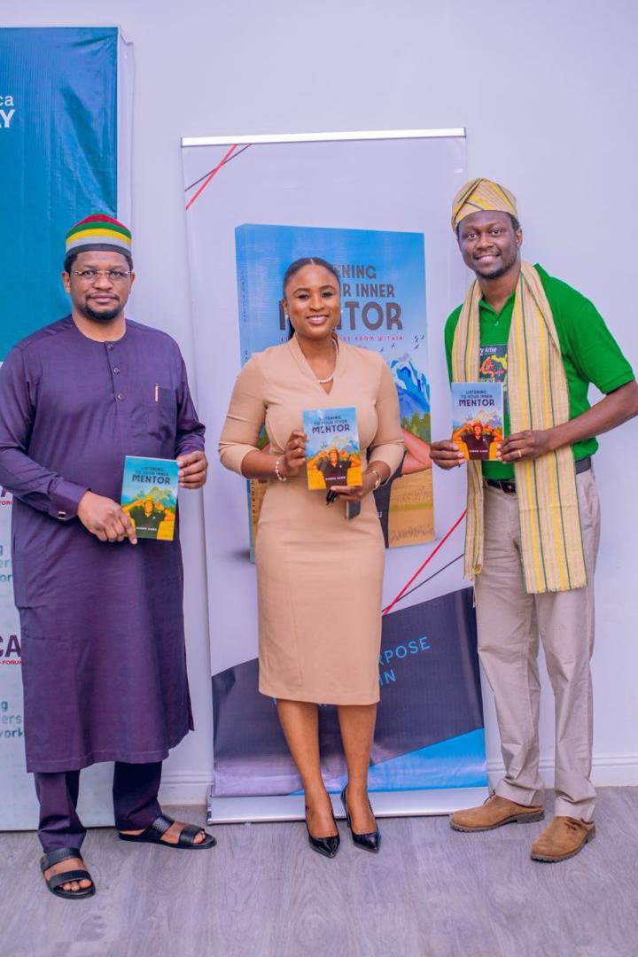 ANYSummit's tweet photo. At the Arise Nigeria Youth Summit 2024, Dr. Simon Karu Hon Dr Simon Karu unveiled his latest book, “Listening to Your Mentor”.

 #AriseNigeriaYouthSummit #BookLaunch #Mentorship #youthempowerment https://t.co/edwObUA8Av
