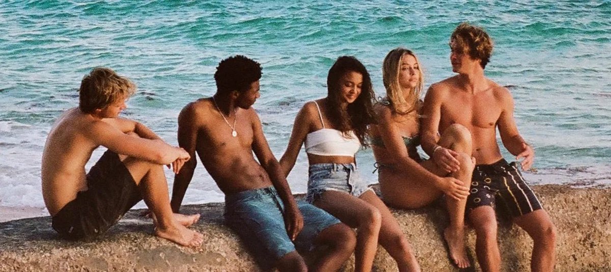 STKJB15's tweet photo. six friends. five seasons. one family. https://t.co/iq3eCrw8R7