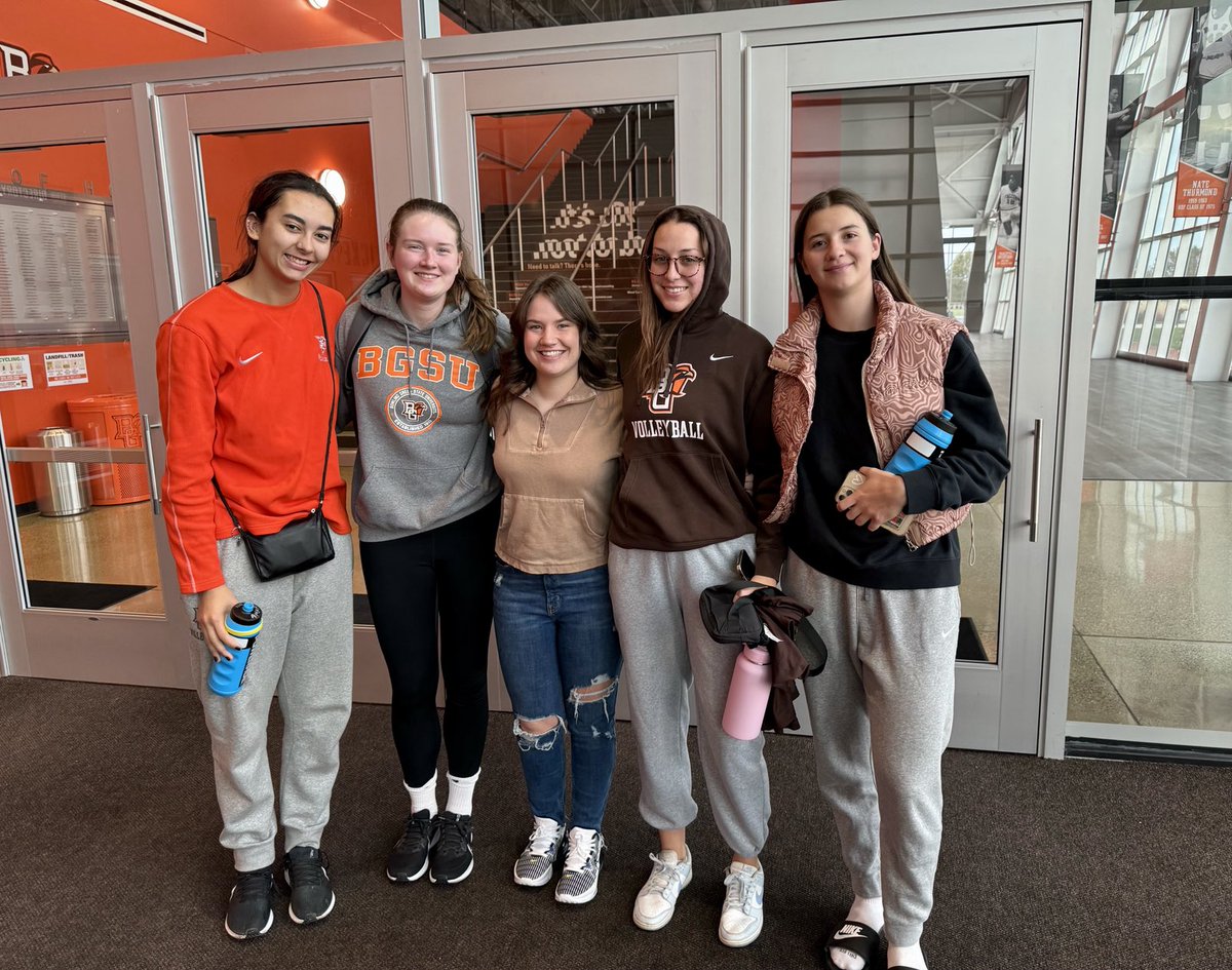 VanFalcon1's tweet photo. ⁦@BGSUVolleyball⁩ fresh off sweep at Miami! These four help welcome top ⁦@WapakSchools⁩ jr Kaylee Dickey to BGSU for her initial college visit. #BigImpression https://t.co/41ycBp0oKK