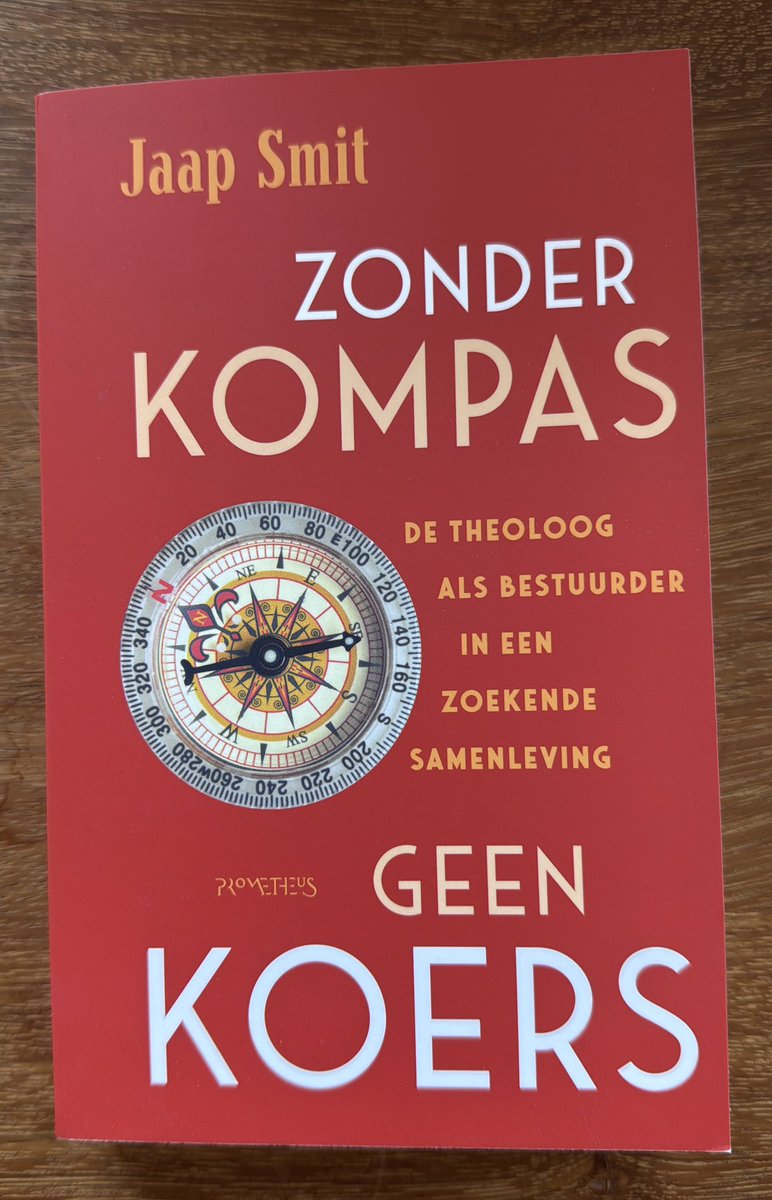 Jaap Smit (oud-CdK van ZH) raakt op dreef als hij de relatie overheid-burger beschrijft. Mooie beschouwing over het populisme, versplintering en protocollen. Met pakkende oneliners, zoals: ‘Als we met 18 miljoen mensen aan de knoppen gaan zitten, dan gaan we naar de knoppen!’