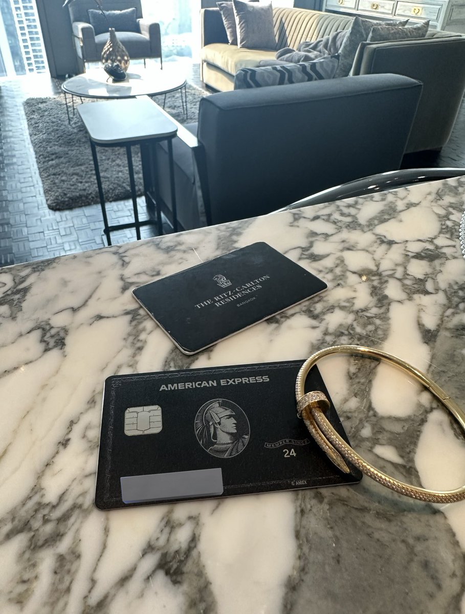 スイスのプライベートバンク経由で作成したアメックスのセンチュリオンカードですが、
使っても無料カードです。

何故か？

元本減らさずに債券配当がバンクに入って、そっから引き落としがかかるので、証券担保ローンで毎月100万円以上の配当は入る計算で、