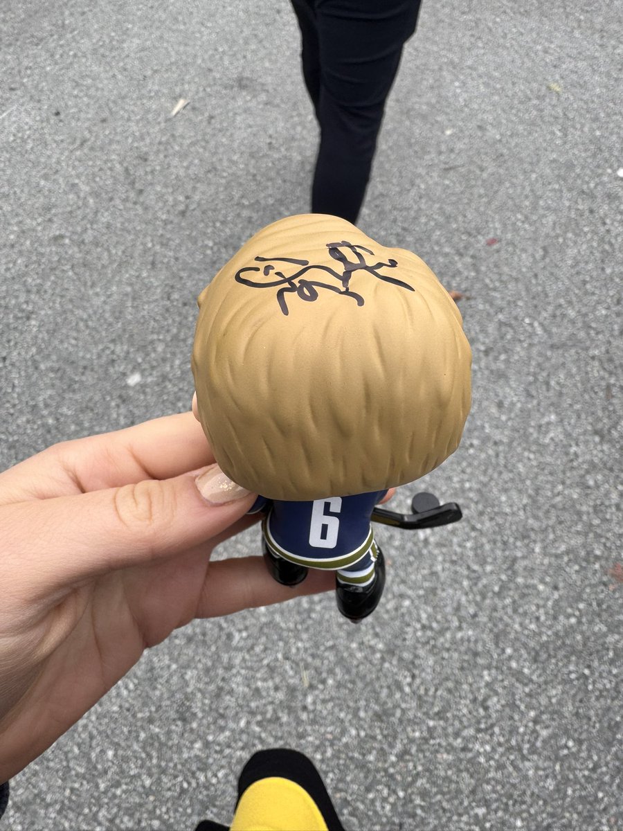 becky 🐋 tweet media