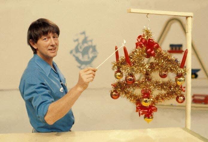 G20MUS's tweet photo. Best start collecting old wire coat hangers 🤣🤣🤣 ….memories of homemade Christmas decs https://t.co/6kcW8w36ab