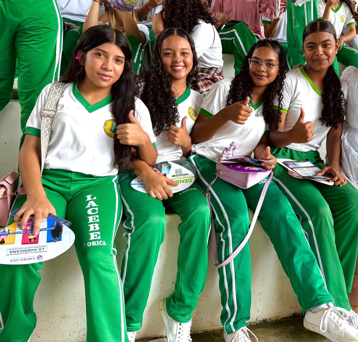 ¡Lorica dentro de los puntajes más altos del país en las Pruebas Icfes Saber 11! 👏🏻📚 

Por primera vez, se logra que más de 140 estudiantes de colegios públicos superen los 300 puntos y que 421 estudiantes superen la media nacional. Además, en 19 de las 26 instituciones