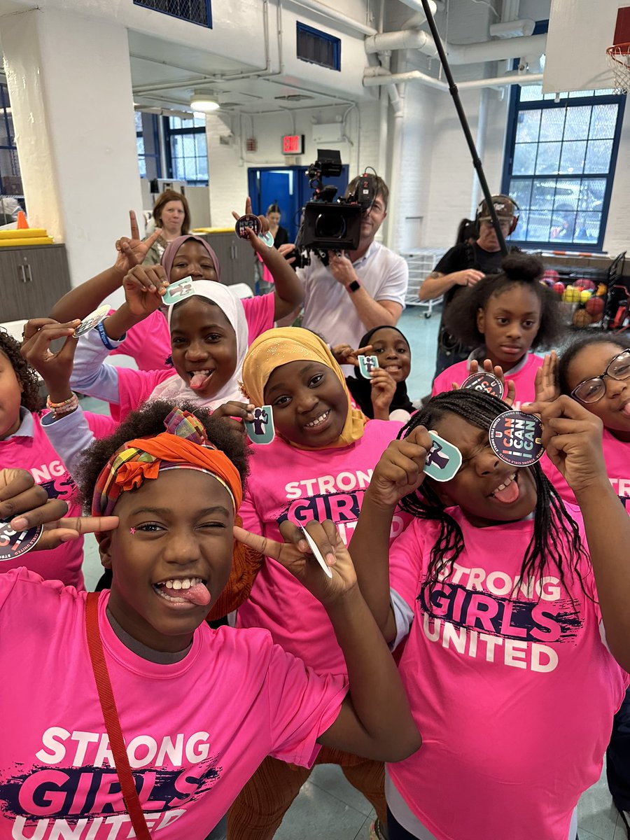 Mallory filmed a segment for the Today Show with Dylan for Strong Girls United at a school in the Bronx they have gone to during her college career. Unbelievable! 💪🏻🩷
