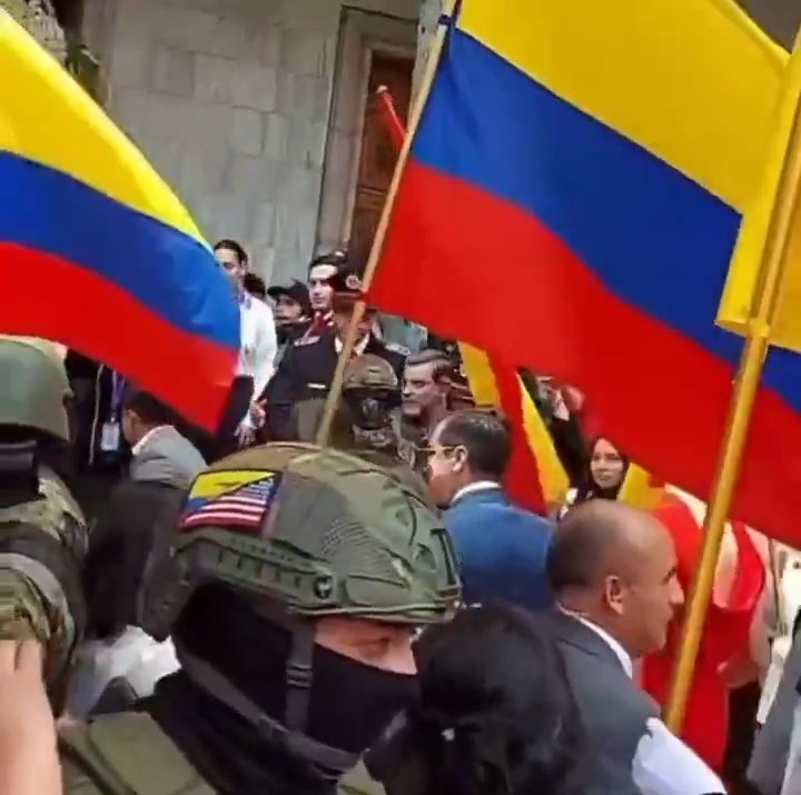 En qué parte de la Constitución dice q un militar ecuatoriano debe llevar un casco de una bandera 🇪🇨/🇺🇲 (?)

Qué bárbaro, Noboa ha destruido nuestra dignidad como País!!