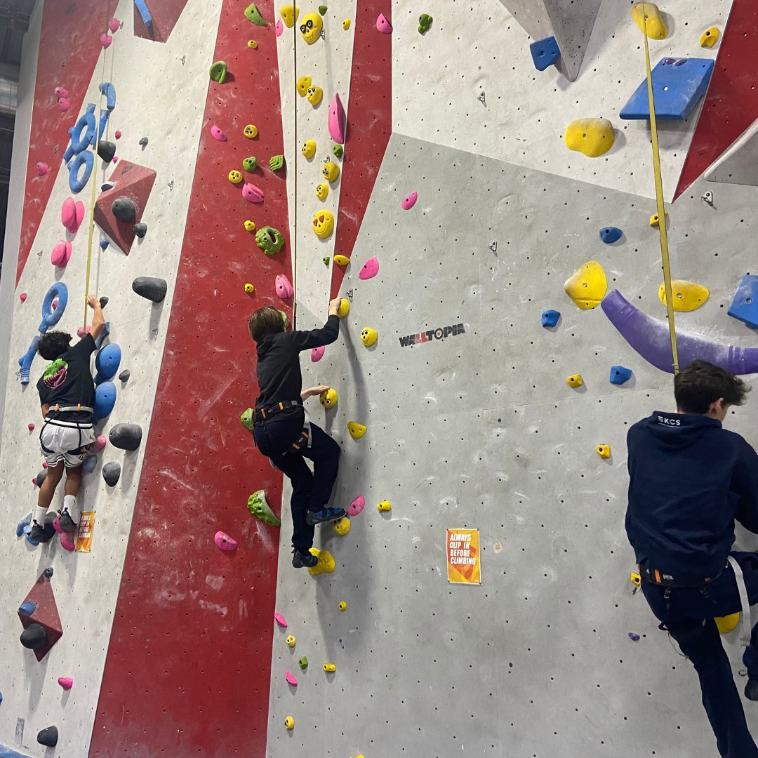 KCSMatters's tweet photo. Our KCS Senior School students are reaching new heights—literally! 🧗‍♂️ This week in PE class, they took on the challenge of rock climbing, embracing experiential learning and stepping out of their comfort zones. https://t.co/LGcUnlCEmE