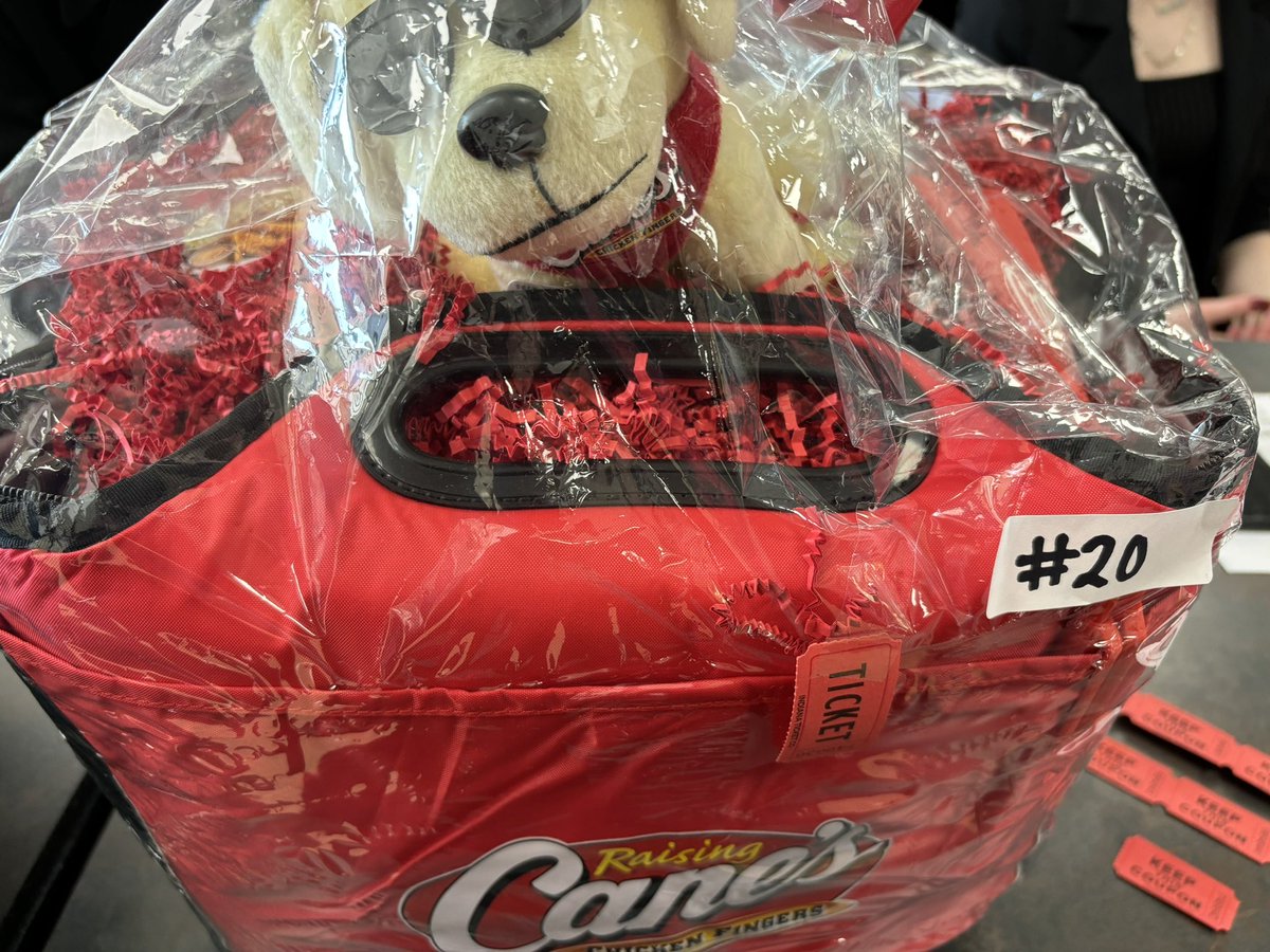 BereaMidpark4n6's tweet photo. Boardman held a basket-raffle, and we walked away with a great one! #TeamBonding #TeamDestiny #DontStopBelieving #AllthatGlittersIsCanes https://t.co/CAysMZLtcw