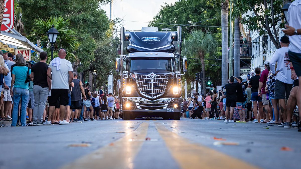 PartyInKeyWest's tweet image. Amazing shot from the powerboat parade! #keywest #powerboat #parade 📷 @keywestlife

More: PartyinKeyWest.com/wp/
Follow us: @PartyInKeyWest
Hashtag us: #PartyInKeyWest