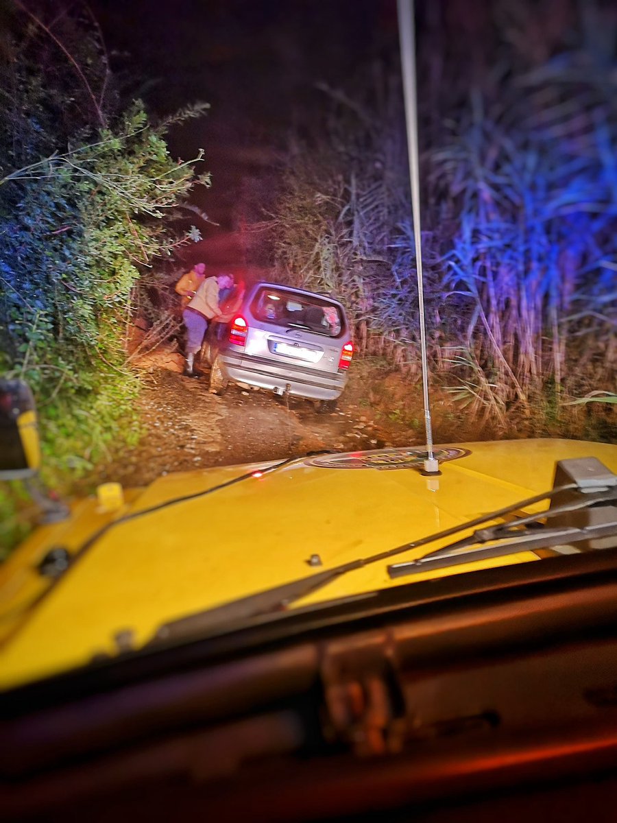 Avui a la Tarda, ens activem per realitzar sortida per inundació a una parcel·la a Viladecans, posteriorment retirem un arbre a camí de Can Vallirana i rescatem un vehicle embarrancat a Camí Can Bori a St. Climent. 💪🏽💛