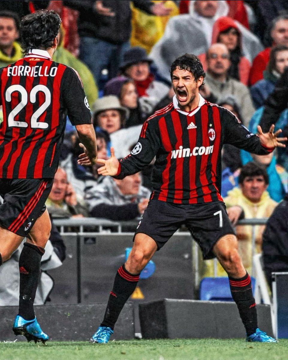Pato's tweet photo. A Madrid 🔥🔥🔥🔥 dai @acmilan ♥️♥️ https://t.co/WZetBerNS7