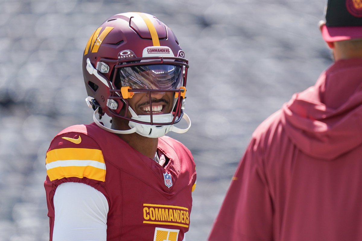 The33rdTeamFB's tweet image. QBs with a better Passer Rating than Jayden Daniels in their first 9 games since 2000:

- Patrick Mahomes 
- Brock Purdy

End of list.