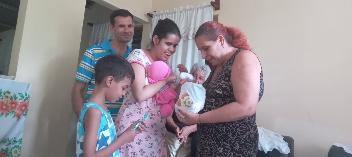 AlvYaili's tweet photo. Hasta la casa de la familia Rodríguez  llegamos,CDR 4 zona 108  Banes. Allí conocí a José C. y su hermana Sheyla,  pequeño que aportó con amor su donación para los necesitados y les envió cartas a los niños guantanameros, gracias familia 
 #CDRHolguin #CDRCuba #HolguinSi https://t.co/sx7NuzRVAs