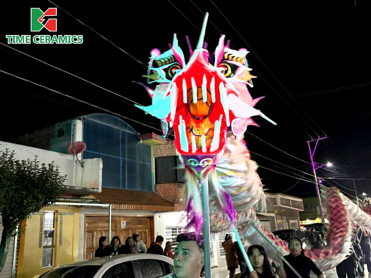 timeceramicss's tweet photo. Time Ceramics participó en el desfile de Día de Muertos en Emiliano Zapata como parte del contigente con la tradicional danza de los dragones, fusionando culturas y rindiendo homenaje a los fieles difuntos.
#timeceramics #DíaDeMuertos #TradicionesQueNosUnen https://t.co/WoQRESHV8g