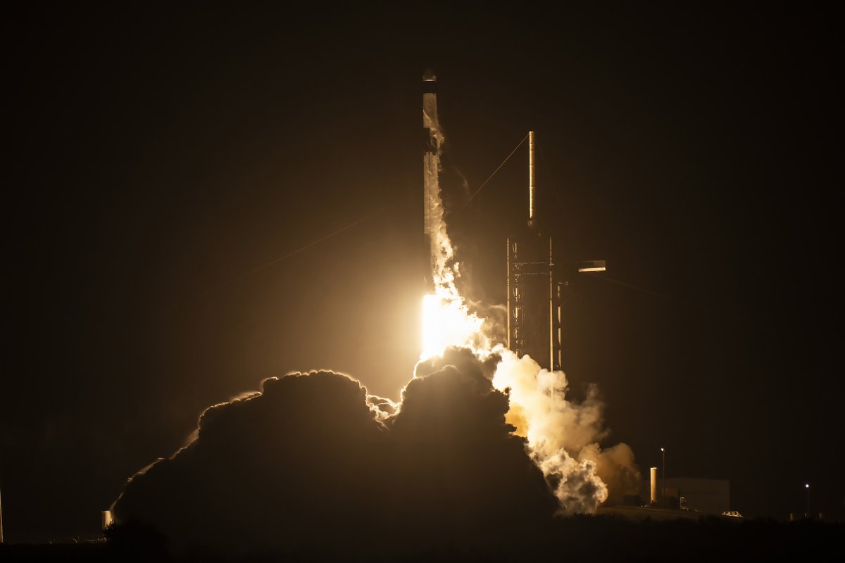 SpaceX (@spacex) on Twitter photo Falcon 9 launches Dragon to the <a href="/Space_Station/">International Space Station</a>, completing our 400th successful Falcon launch! Falcon 9 launches Dragon to the <a href="/Space_Station/">International Space Station</a>, completing our 400th successful Falcon launch!