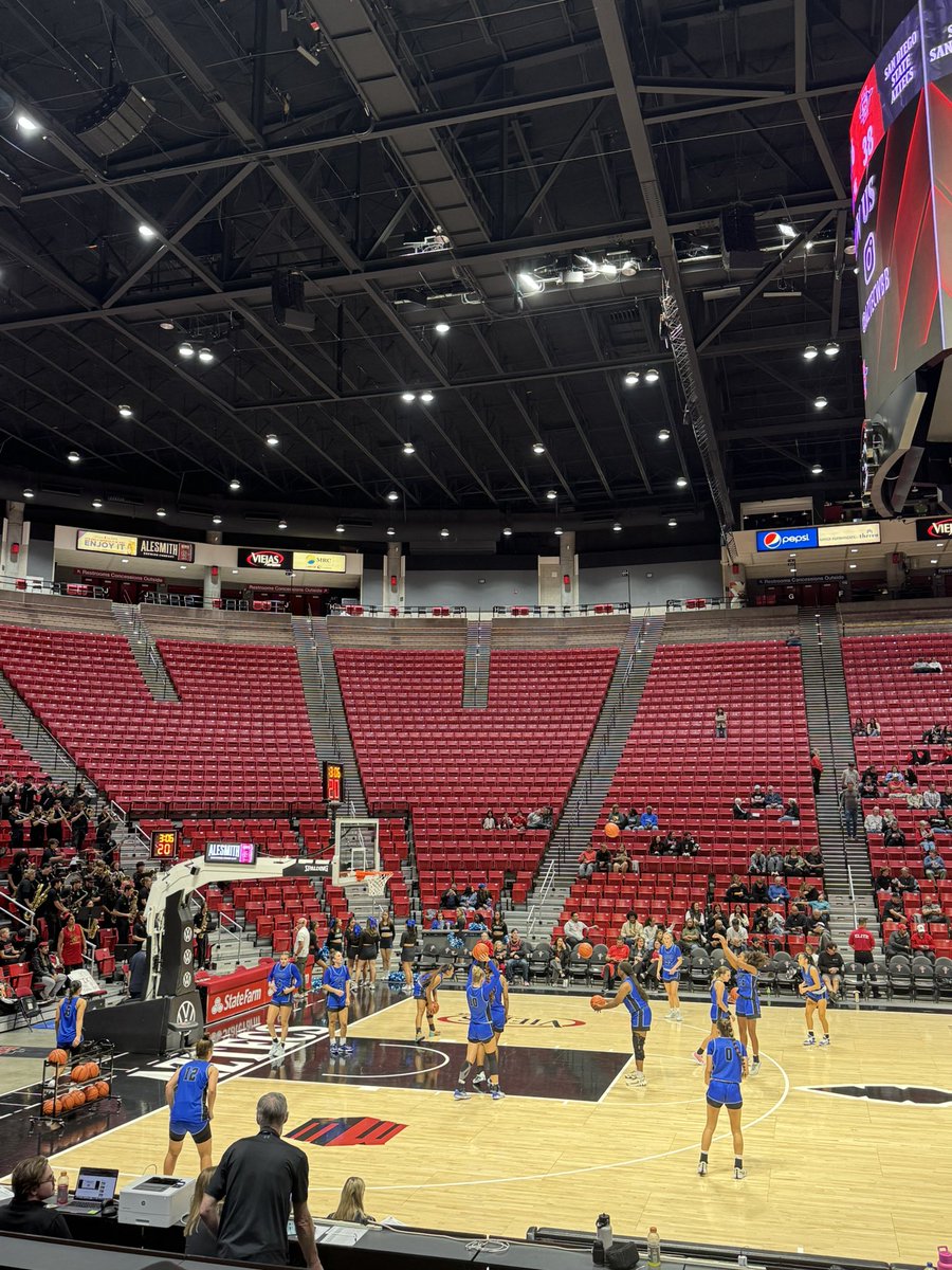 vpsadiaz's tweet image. Let’s go @CSUSM_WBB 🐾