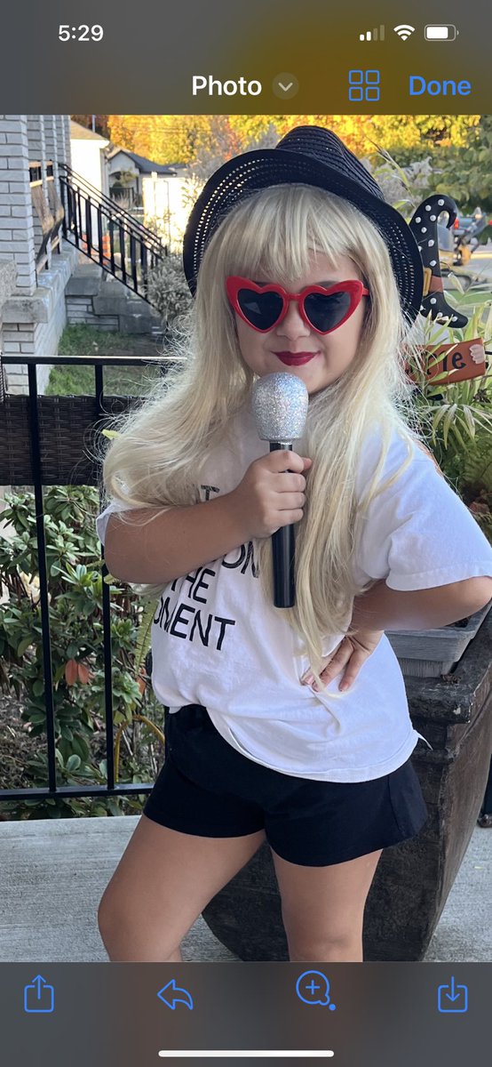 oskeemannyo's tweet image. @taylorswift13 she would love to help you while in TORONTO. #backupSINGER #RoleModel