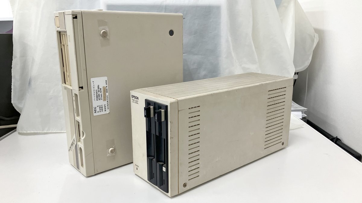 sgd_parts's tweet image. 5.25インチフロッピィディスクドライブ「TF-20」はサイズがかなり大きくございませんこと🌹

　　PC-9801UVと並べてみると・・・😳

フロッピィディスクって正方形ですわよね🧐奥行きが長すぎませんこと😲 体積ですとTF-20の方が大きいかもしれませんわね🤭
＃PC8001 #PC8801