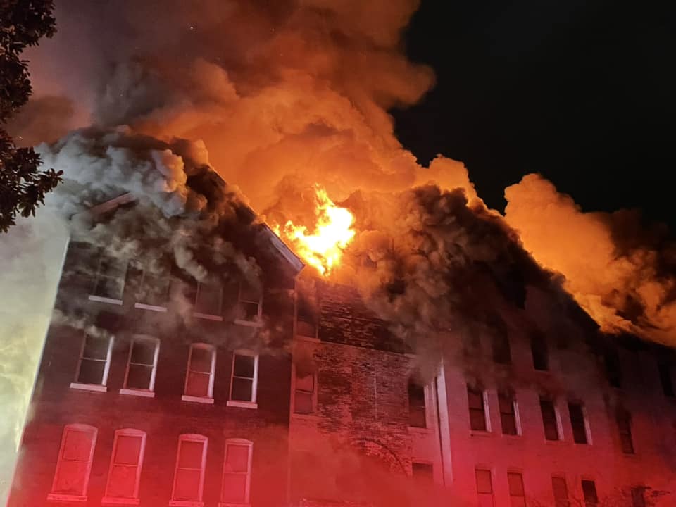 Shubhamsingh038's tweet image. 🚨 BREAKING: Tragic fire at Knoxville College.

A historic Black college founded in 1875, as flames engulf an abandoned building on campus. Heartbreaking to see a piece of history affected. More details to come. 🙏

 #KnoxvilleCollege #KnoxvilleCollegeFire