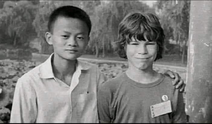 Khi bạn bán hàng cho người thân hay bạn bè... dù bạn có bán rẻ tới mức nào thì họ vẫn nghĩ bạn đang kiểm tiền từ họ... dù bạn bán rẻ đến mức nào họ vẫn không trân trọng điều ấy ...
Jack Ma đã từng chia sẻ như vậy.. còn bạn nghĩ sao...cmt cho mình với