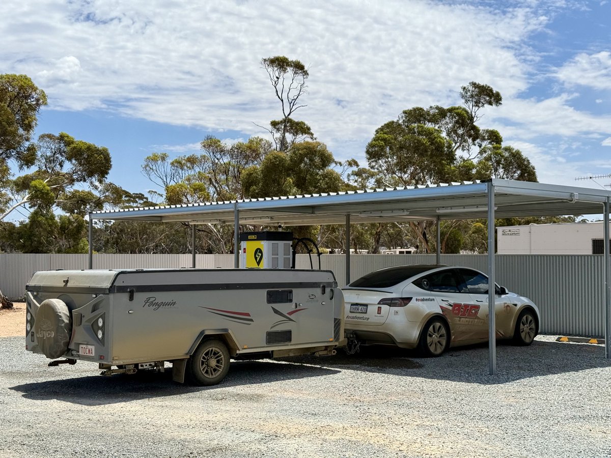 harald_murphy's tweet photo. #evadventure
#AUSYLongLap #AUSYVanTour
@Tesla @TeslaAUNZ #ModelY
Day 17
Arrived #Yalata #SouthAustralia after traveling 206km from #Ceduna. Efficiency 310Wh/km.
Charging at the @RAAofSA 35kW @KempowerOyj #DC charger. https://t.co/E5uS16XzoH