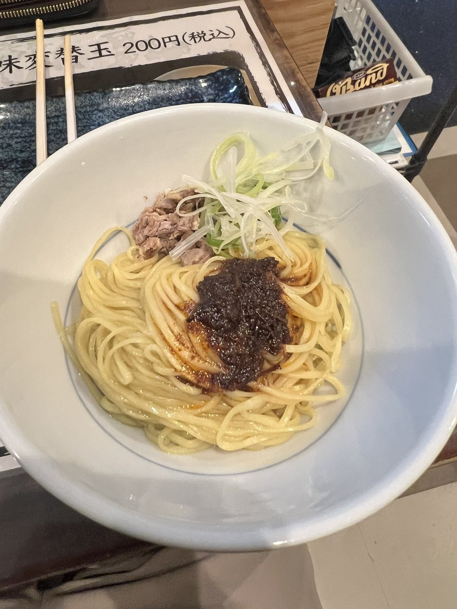tatsumin55's tweet photo. こちらも新店。松山帆立豚骨ラーメン一誠

別皿提供の特製ラーメン。思ったより貝感強めで、豚骨はマイルド。スープの中から干し貝柱が出てきます。

平打麺はチュルリとした啜り心地で相性◯美味しいです。

替え玉レッドでピリ辛に味変できるのもいいです。 https://t.co/PtEcJPkXHQ