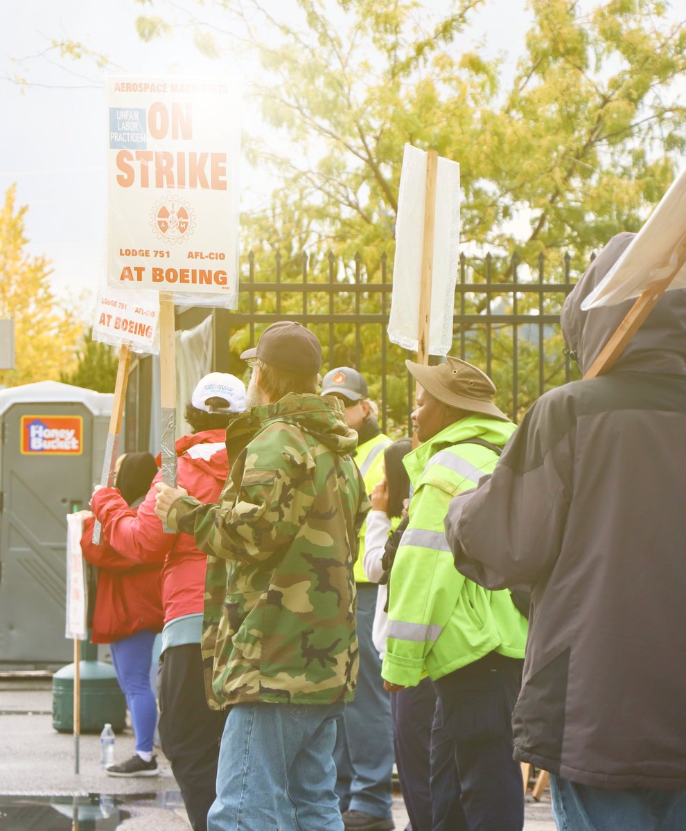 Today, <a href="/IAM751/">IAM Union District 751</a> Boeing Machinists ratified their contract ending a historic strike. These 30,000 machinists showed unwavering solidarity, bravery, &amp; a commitment to winning a fair contract.

Sincere thanks to the IAM 751 bargaining team &amp; leadership for their tireless work.