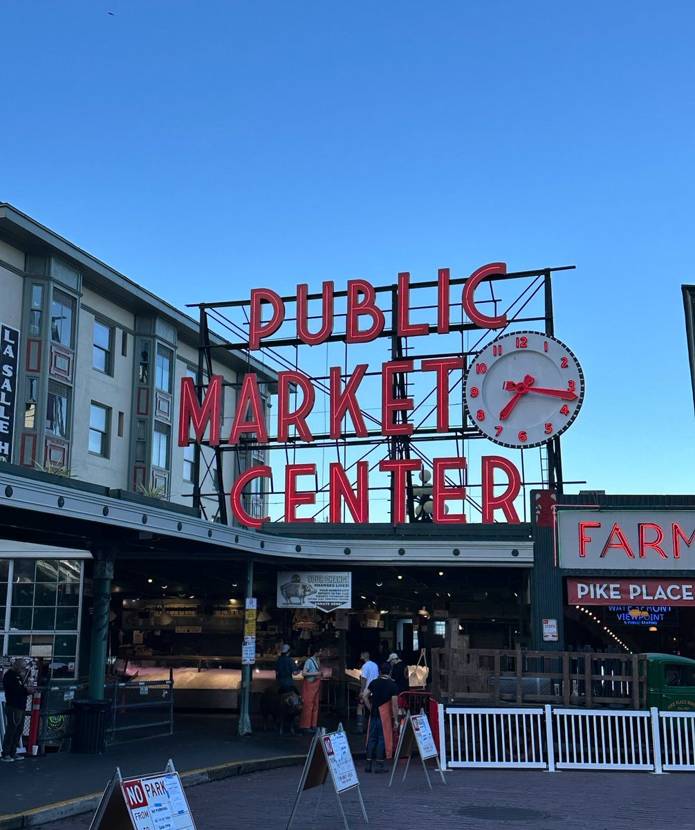cherrydude's tweet photo. #Top4Signs
Tag #Top4Theme hosts:
@obligatraveler @intheolivegrov1 @OdetteDunn @pipeaway_travel
1. Iconic @pike_place
2. Penticton area winery ๐
3. Mariners! @Mariners
4. Proudly holding an โI did it signโ in front of end of race marathon signage! https://t.co/7IoaJJbTA7