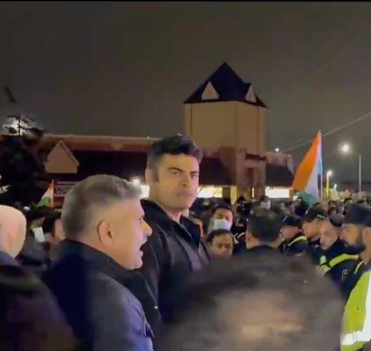 jasskyyy's tweet photo. GAGAN GABA *possibly* - a part of the group trying to make their way to the Gurudwara in Brampton https://t.co/fdK1bcKHHt