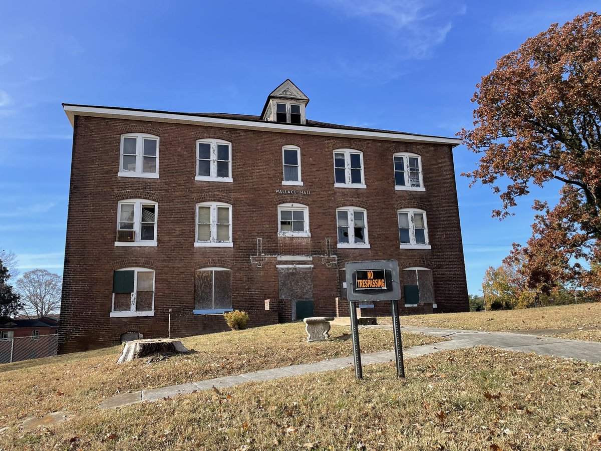 keithroysdon's tweet image. Hate to see a portion of #KnoxvilleCollege burn tonight. Some photos of the long-unused campus I took last summer.