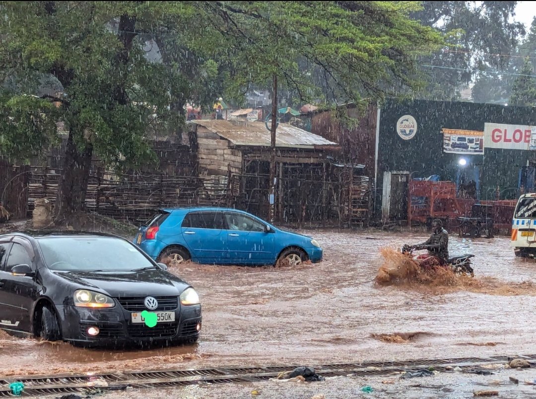 BusulwaSol81548's tweet photo. As our fellows are being bribed and given money to blind fold their eyes and not see this, citizens of the country continue suffering of the same problems.
What does it take to construct a road as a country?????
#weneedaccountability
#stopcorrution
#weneedchange @Akiso_Benjamin https://t.co/peFJY9u9Ez