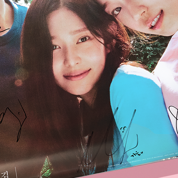 CGV_KOREA's tweet photo. 조합 치이는 청설즈 미모.. 게다가 귀욤 뽀짝한 크리스마스 고백 서사까지?!?
감격해버린 CGV가 준비한 더 미띤 달란트 🎁

이번주 청설 관람 후 인용으로 인증하신 고객님들께
배우님들의 수줍 친필싸인이 들어간 대왕포스터를 선물로 드려요❤
※ 찐 친필입니다. 프린트 아닙니다.

일정: 11/6(수) ~ 11/10(일)
발표: 11/11(월)
경품: 청설즈 친필 대왕 포스터(10인)