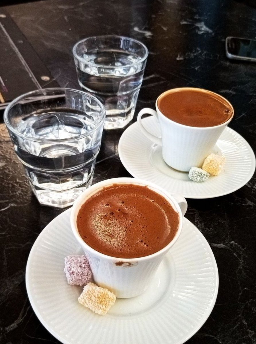 Önemli olan kiminle hayatı gecirecegin kiminle huzurlu içtiğin gerisi boş