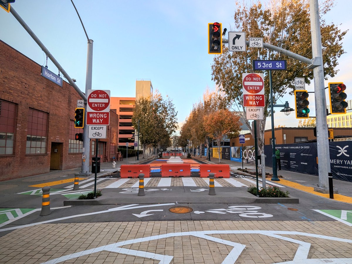 dt8k's tweet image. the #emeryville horton bikeway upgrades are massive. 
- real cycle track (sidewalk-level bikeway) on horton &amp;amp; 53rd
- (very gently) raised intersection there (and american overengineering with overabundance of signals &amp;amp; signs)
- new plaza #publicspace!
#eastbay #bike