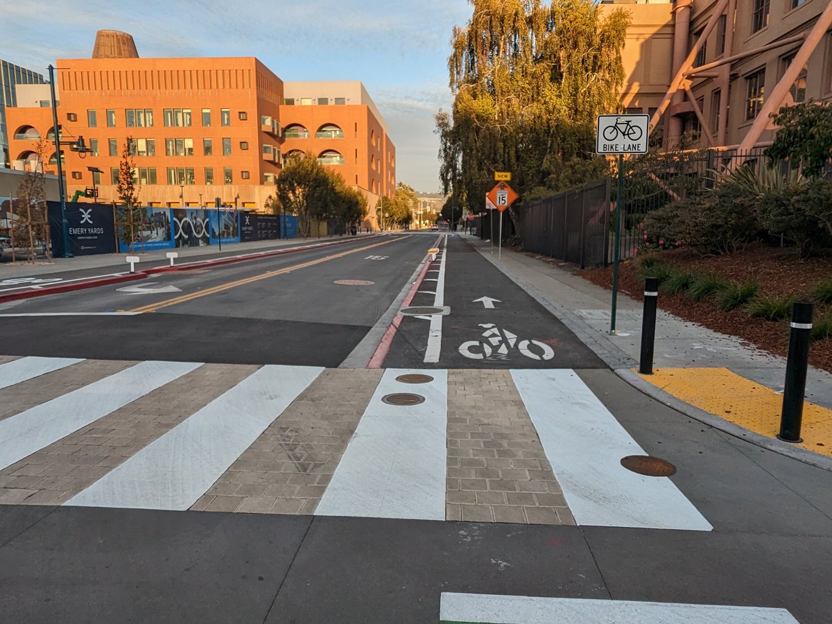 dt8k's tweet image. the #emeryville horton bikeway upgrades are massive. 
- real cycle track (sidewalk-level bikeway) on horton &amp;amp; 53rd
- (very gently) raised intersection there (and american overengineering with overabundance of signals &amp;amp; signs)
- new plaza #publicspace!
#eastbay #bike