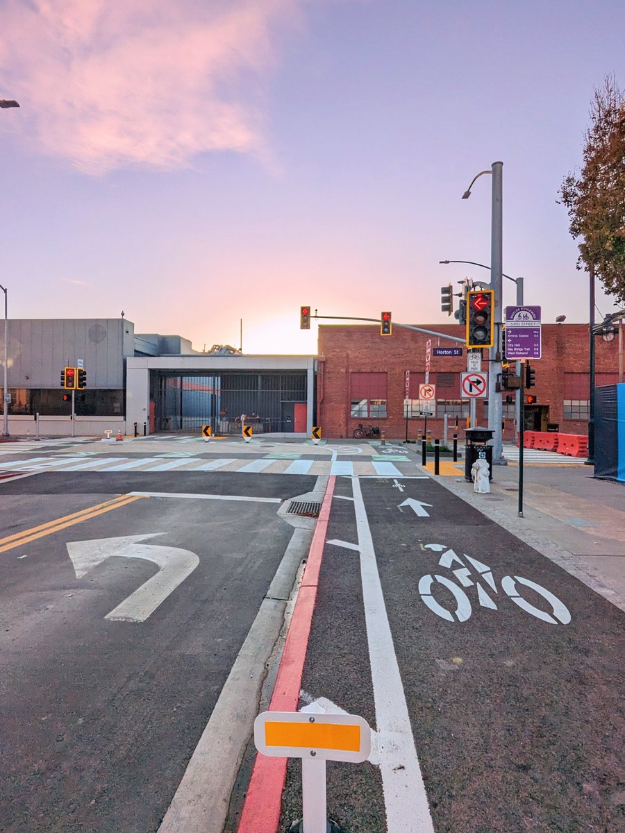 dt8k's tweet image. the #emeryville horton bikeway upgrades are massive. 
- real cycle track (sidewalk-level bikeway) on horton &amp;amp; 53rd
- (very gently) raised intersection there (and american overengineering with overabundance of signals &amp;amp; signs)
- new plaza #publicspace!
#eastbay #bike