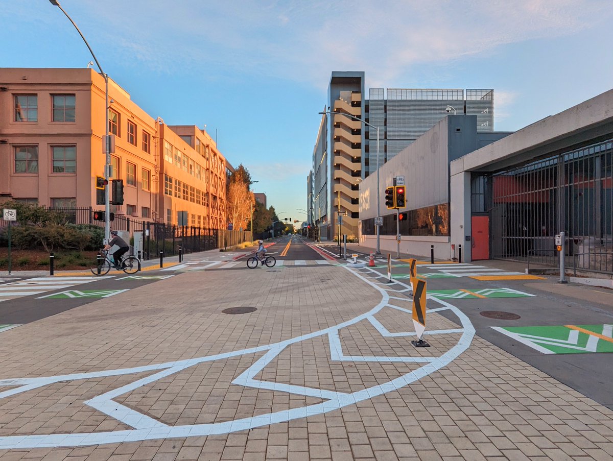 dt8k's tweet image. the #emeryville horton bikeway upgrades are massive. 
- real cycle track (sidewalk-level bikeway) on horton &amp;amp; 53rd
- (very gently) raised intersection there (and american overengineering with overabundance of signals &amp;amp; signs)
- new plaza #publicspace!
#eastbay #bike